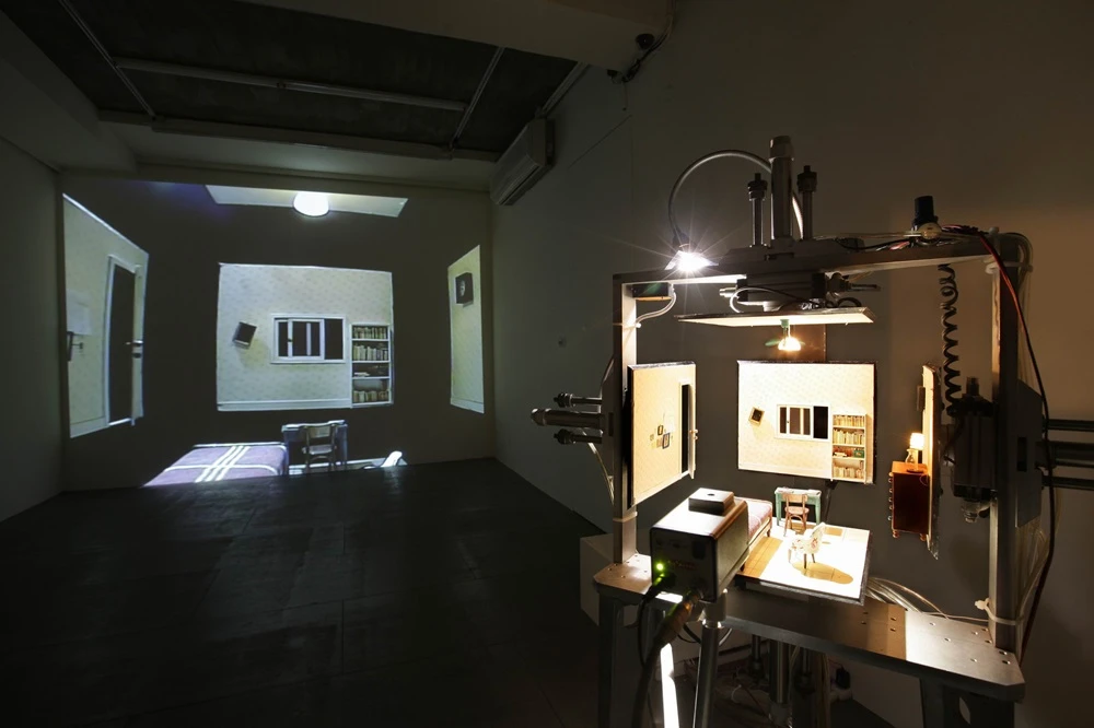 《一個人的房間》，2003，互動投影裝置。©陳明聰攝影-圖片